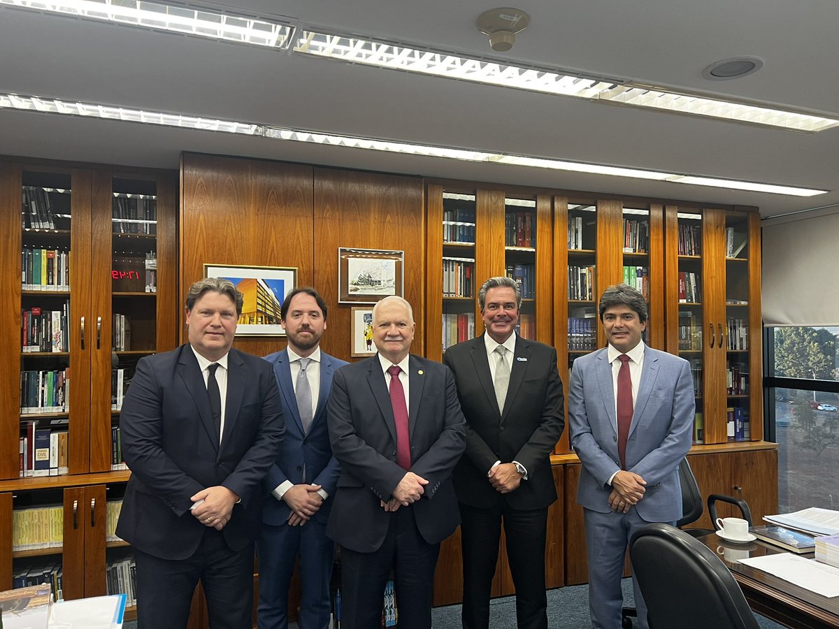 tabeliaopalhoca's tweet photo. Notários  e registradores catarinenses realizaram, nesta terça, 26/08, visita institucional ao futuro Presidente do Supremo Tribunal Federal, Ministro Edson Fachin.
Esteve  presente o Presidente da AnoregSC, Otavio Margarida, tabeliao de Notas e Protesto de Palhoça https://t.co/frZvZV5Dm4