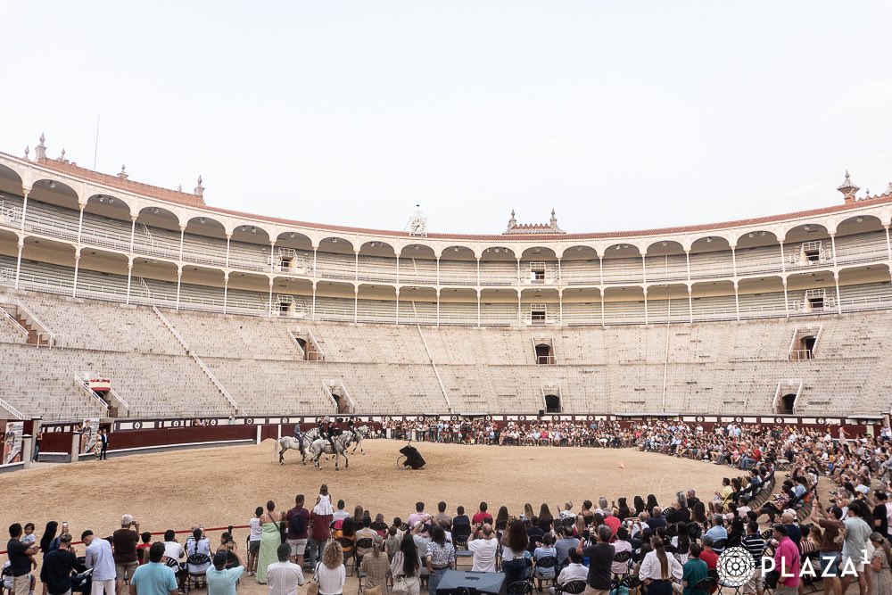 [🗞️ 𝗔𝗖𝗧𝗨𝗔𝗟𝗜𝗗𝗔𝗗] Los alumnos de 𝗥𝗮𝘂́𝗹 𝗠𝗮𝗿𝘁𝛊́𝗻 𝗕𝘂𝗿𝗴𝗼𝘀 vuelven a conquistar el ruedo venteño y cerca de mil aficionados disfrutan de su exhibición de las 𝘀𝘂𝗲𝗿𝘁𝗲𝘀 𝗱𝗲𝗹 𝗿𝗲𝗷𝗼𝗻𝗲𝗼.

🔗 las-ventas.com/actualidad/rau…
