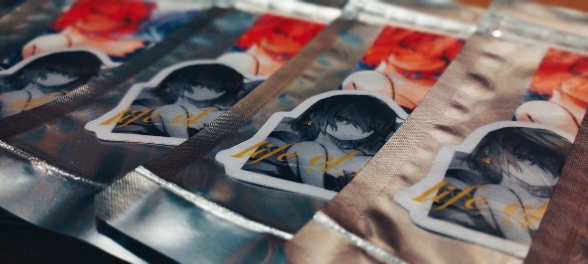 【COMITIA153グッズ紹介】STICKER￥300
個展のビジュアルをモチーフにデザインしました！
写真のパッケージは数量限定なのでぜひお手にとっていただけると幸いです🥳 #COMITIA153