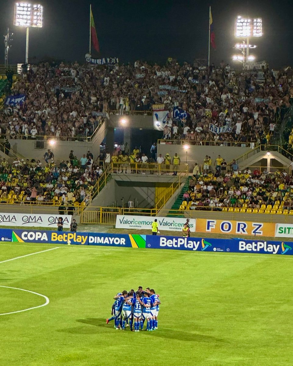 Clasificamos, sí… pero estuvimos al borde del papelón en Cartagena. Una vez más, lo verdaderamente gigante fue la hinchada: no importa el lugar ni la situación, Millonarios nunca estará solo.