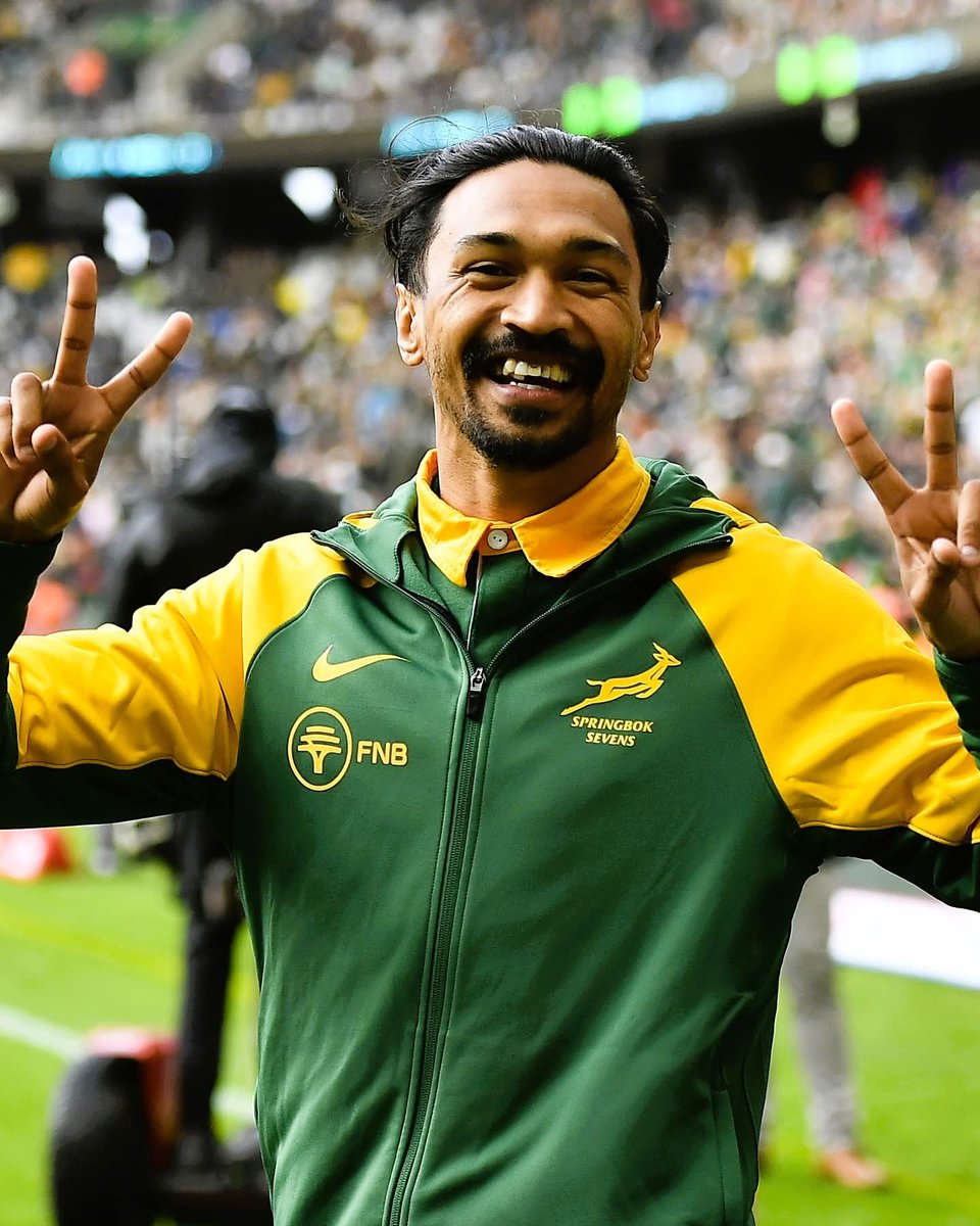 SportUpdatesSA's tweet image. 🏟️ HOME TURF, HEARTFELT MOMENTS❗ 

Wonderful to share this unforgettable moment with our fans at our “home ground” in Cape Town 🙌🏻 

#Blitzboks #PoweredByUnity #RugbySevens #CapeTownVibes #TeamSpirit #GlobalSportsNews 

©️ 📷 Content Partner - Springbok Sevens