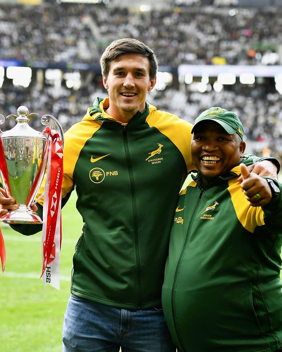 SportUpdatesSA's tweet image. 🏟️ HOME TURF, HEARTFELT MOMENTS❗ 

Wonderful to share this unforgettable moment with our fans at our “home ground” in Cape Town 🙌🏻 

#Blitzboks #PoweredByUnity #RugbySevens #CapeTownVibes #TeamSpirit #GlobalSportsNews 

©️ 📷 Content Partner - Springbok Sevens