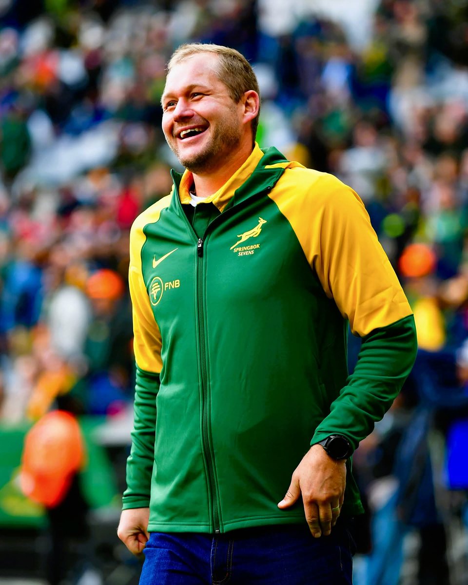 SportUpdatesSA's tweet image. 🏟️ HOME TURF, HEARTFELT MOMENTS❗ 

Wonderful to share this unforgettable moment with our fans at our “home ground” in Cape Town 🙌🏻 

#Blitzboks #PoweredByUnity #RugbySevens #CapeTownVibes #TeamSpirit #GlobalSportsNews 

©️ 📷 Content Partner - Springbok Sevens