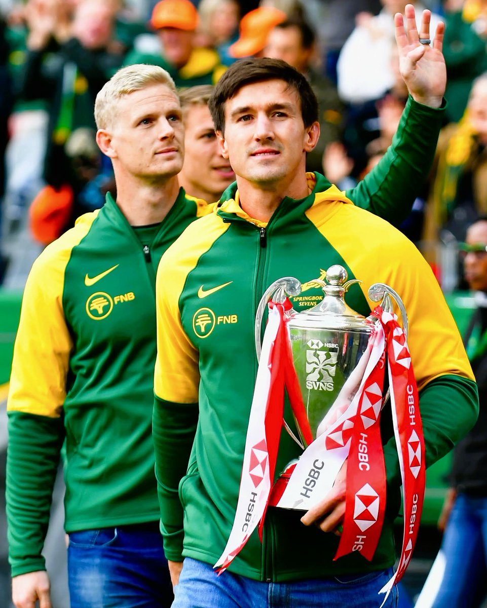SportUpdatesSA's tweet image. 🏟️ HOME TURF, HEARTFELT MOMENTS❗ 

Wonderful to share this unforgettable moment with our fans at our “home ground” in Cape Town 🙌🏻 

#Blitzboks #PoweredByUnity #RugbySevens #CapeTownVibes #TeamSpirit #GlobalSportsNews 

©️ 📷 Content Partner - Springbok Sevens