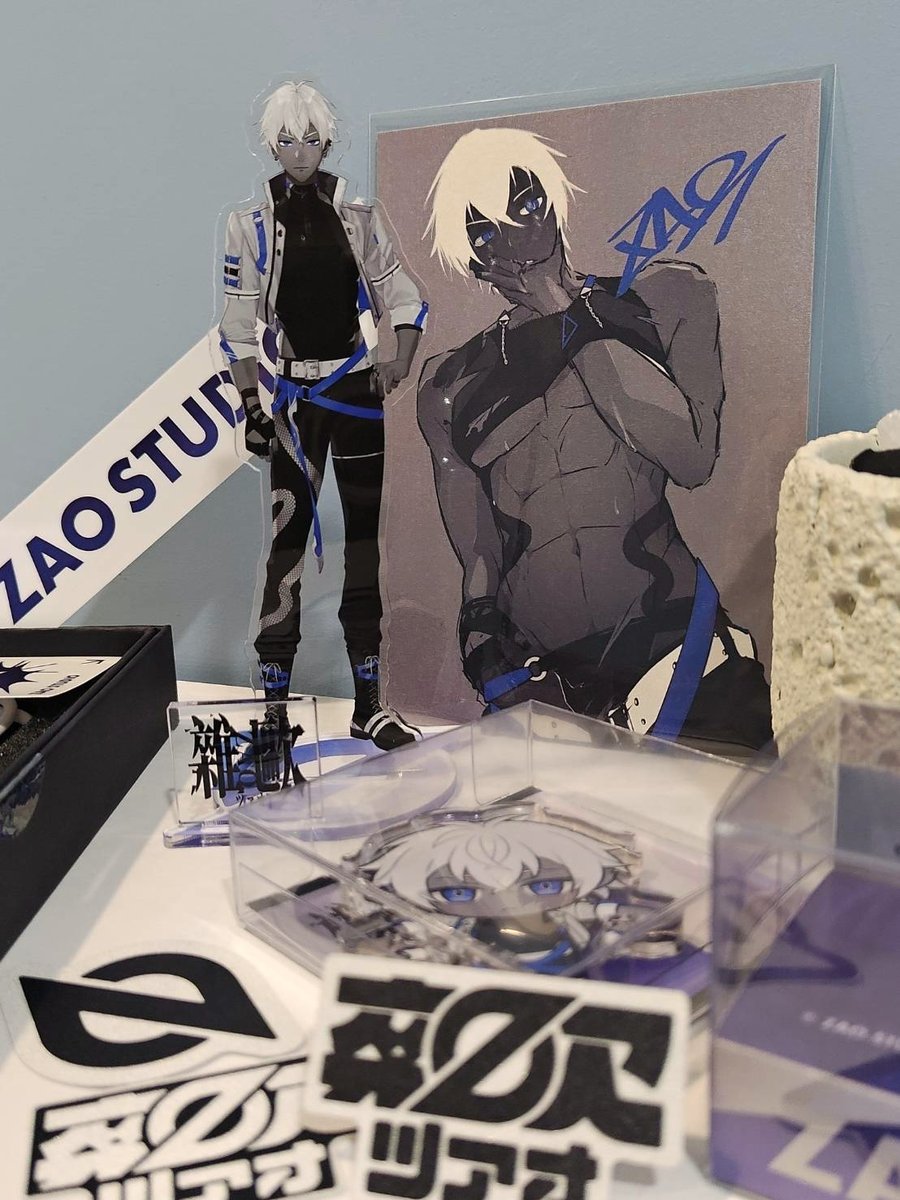 收到ZAO的周邊大禮包趕快開箱！
雖然已經有些說不用寄但還是很多🤣你怎麼都那麼會做周邊啊誇張🫵還那麼好看好高級！
從滑鼠墊、掛軸、靠手的墊子、貼紙、行動電源、鍵帽吊飾、立牌，還有擴香石🫴那個香水還沒拿出來就聞到味道了有夠香，水晶說有特別挑過的，很漂亮而且晶瑩剔透看起來好像很好吃😇(?