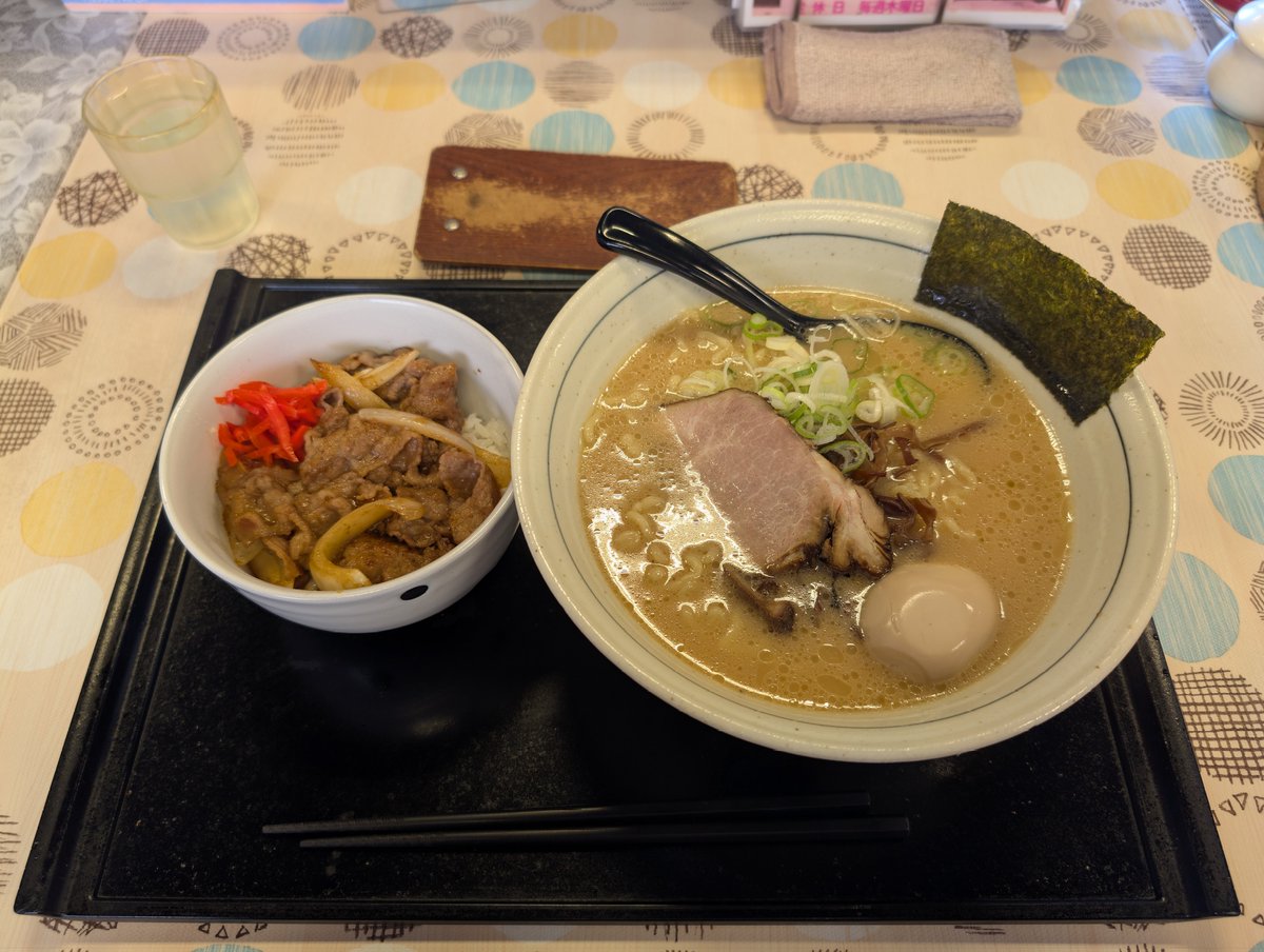 下北駅前の駅前食堂にて昼食
ミニ牛バラスペシャル(こってり)をいただきました