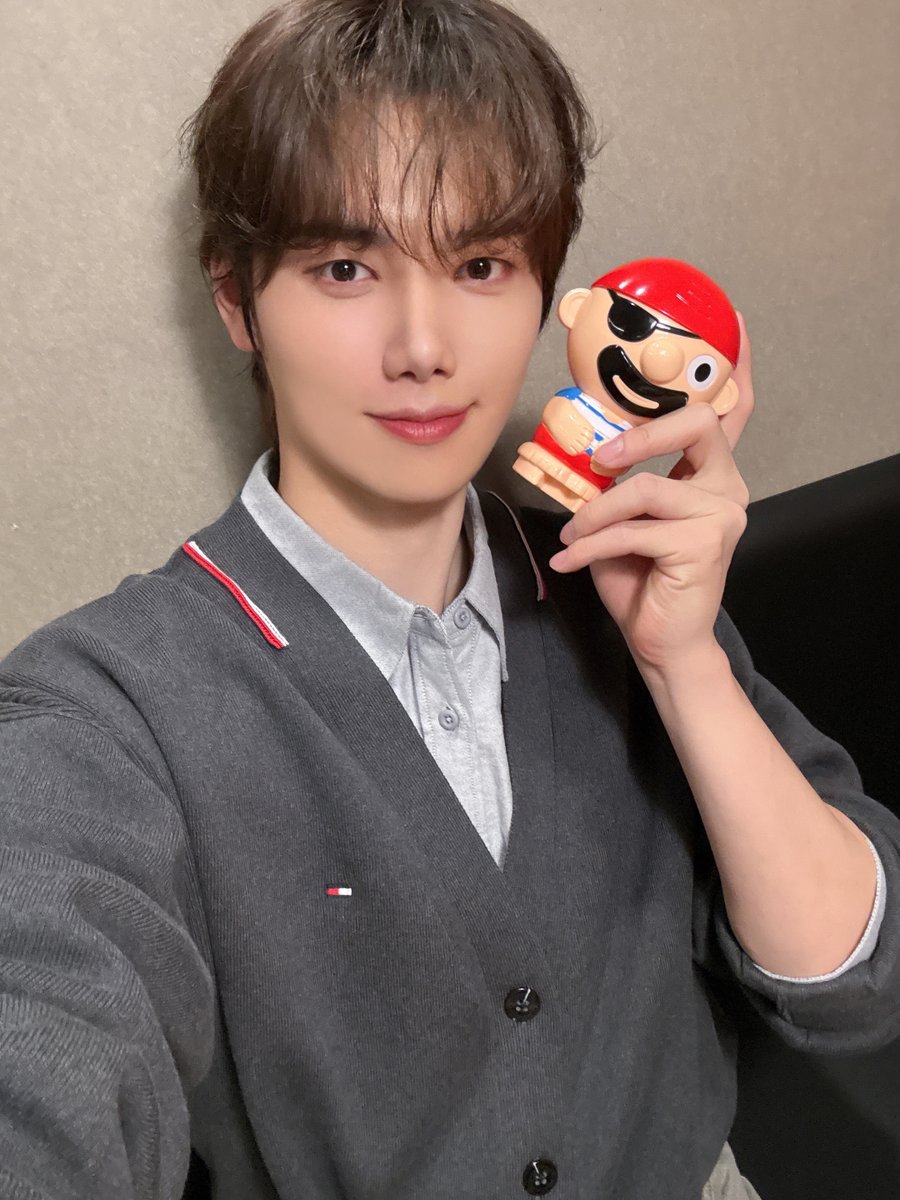 [📸] 
[for. LUVITY] 혼자서도 잘해요 #5 민희
⠀
잠시 후 9PM!
CRAVITY 공식 Berriz 커뮤니티에서 함께하세요🍇
⠀
#CRAVITY #크래비티
#민희 #MINHEE
#LUVITY #러비티
#혼자서도잘해요