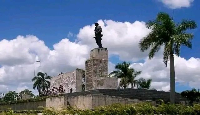 El 26 de agosto de 2003 fallece el escultor y Héroe del Trabajo de la República de Cuba José de Lázaro Bencomo (José Delarra), autor del monumento erigido al Che en la Plaza que lleva el nombre del Guerrillero Heroico en Santa Clara.
#CubaViveEnSuHistoria