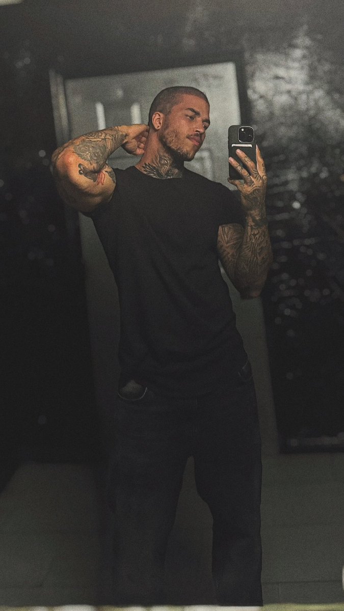GandyKorey's tweet photo. Diggin this buzz cut thing. https://t.co/iNE2gnKnUN