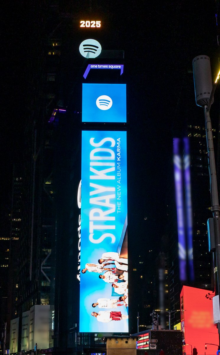 [스키지기]

뉴욕 타임즈 스퀘어를 화려하게 빛내는 스키즈🏅

No one, nobody can stop Stray Kids, now in Times Square! 
Thank you <a href="/Spotify/">Spotify</a> ❣

Listen to "KARMA" now🏆
stray-kids.lnk.to/KARMA

Listen to "CEREMONY (Maximum Power Remixes)" now🔋
stray-kids.lnk.to/CEREMONYRemixes

#StrayKids