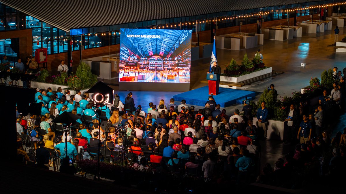 “Hay algo bien importante que les quiero decir ahora sobre la tarifa que se va a pagar, porque escuché mucho que decían que están construyendo un centro comercial y que es sólo para los ricos, que es para los chinos. Yo no sé si hay alguno de ustedes de Asia, pero no hay ningún
