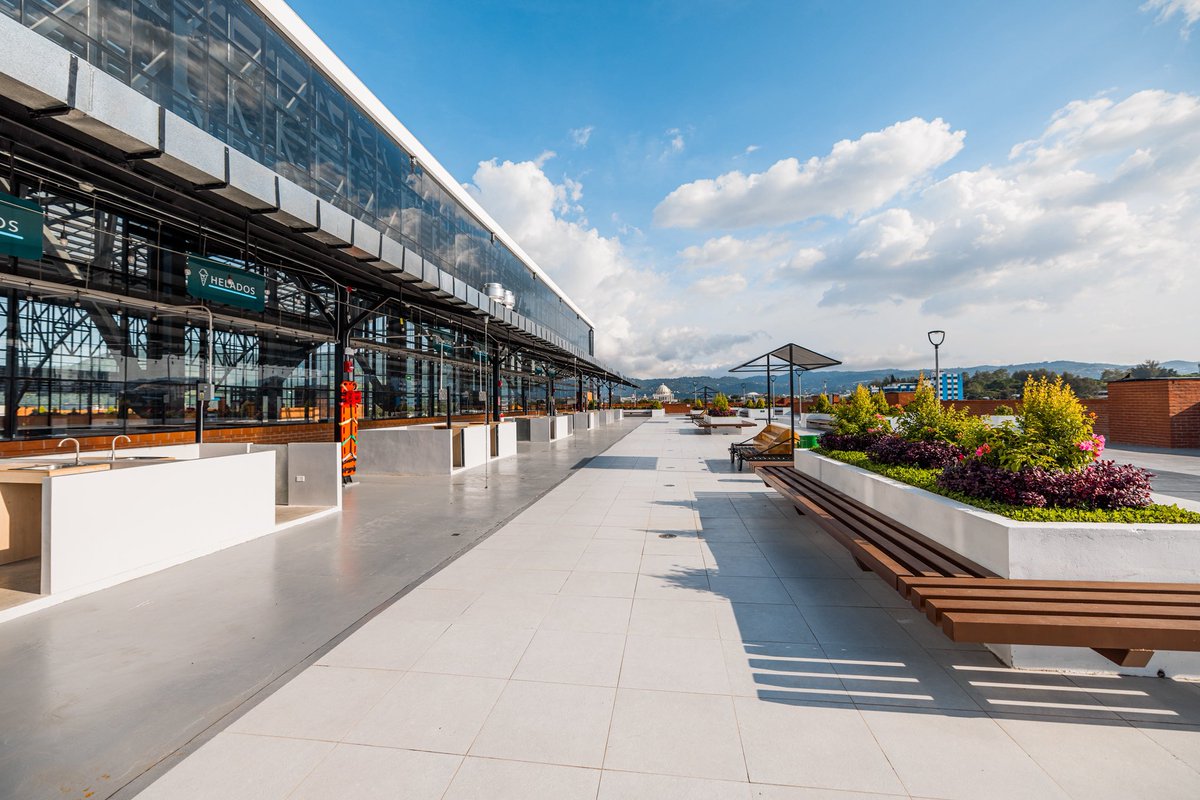 La Terraza ofrece 24 puestos de comida, cafés, helados y bares, rodeados de jardines y áreas abiertas.

Desde aquí, los visitantes disfrutarán una vista única de San Salvador. 🌅