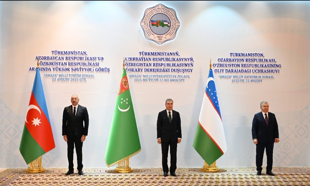 22 avqust 2025 – Azərbaycan Prezidenti İlham Əliyev Türkmənistan və Özbəkistan liderləri ilə Türkmənbaşıda üçtərəfli görüş keçirib.
 Əsas məqamlar: enerji, nəqliyyat, ticarət və mədəni sahələrdə əməkdaşlıq.Bu görüş regional inkişaf və qardaşlıq əlaqələrini daha da möhkəmləndirir.