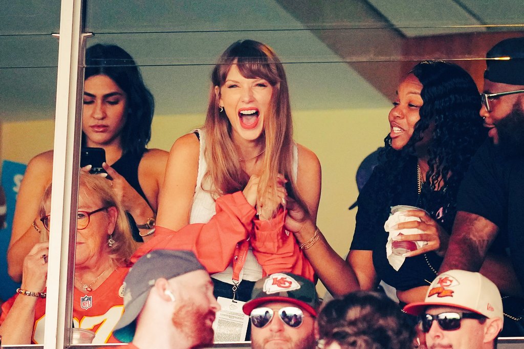 ゴージャスでロマンチックで王子様みたいな恋愛も確かに良いし必要な時間だったけど、人生50年以上一緒にいる伴侶はたくさん笑わせてくれる人がベストだよね。She deserves thisです、Travisありがとう🥹