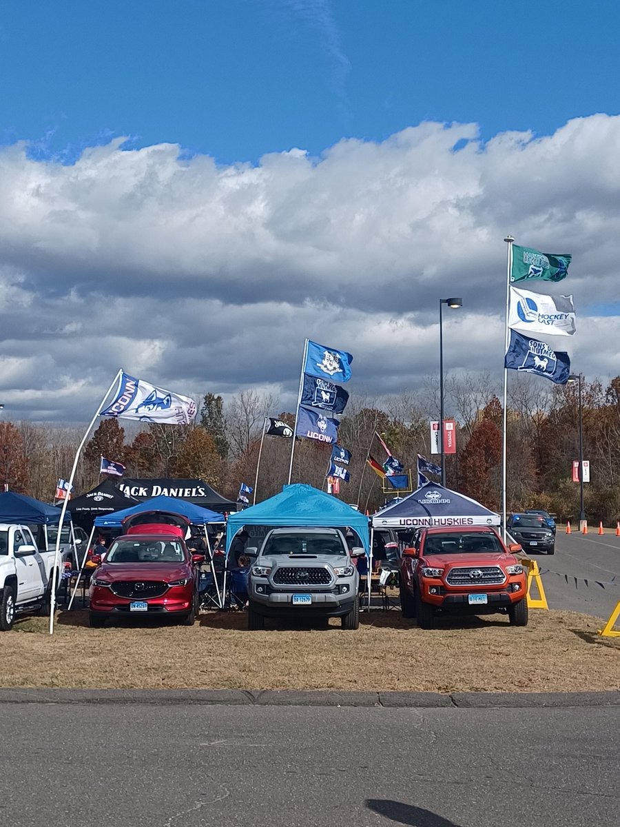 MarcjzHARTFORD's tweet image. 4 more sleeps, and the MENU is here! Saturdays in Connecticut, are back, with the award-winning @SonsOfNutmeg tailgate outside Gate C! Join us! @UConnFootball @PWStadium @KSOB9188 @mkabs320 #HuskiesOverEveryone #BlockC 🏈