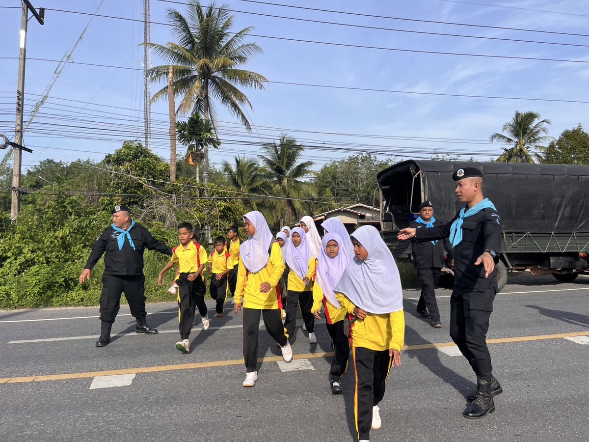 ฉก.ทพ.22 จัด ชป.กร. สนับสนุนยานพาหนะ รับ - ส่ง นักเรียน รร.วัดอัมพวนาราม เพื่อเข้าร่วมกิจกรรมการแข่งขันกีฬาสี “อัมพวาเกมส์” ประจำปี 2568 ปัตตานี เพื่อส่งเสริมให้นักเรียนได้พัฒนาทักษะทางกีฬา ปลูกฝังน้ำใจนักกีฬา มีความสามัคคี  ณ รร.ไทยรัฐวิทยา 52 ต.เมาะมาวี อ.ยะรัง จ.ปัตตานี