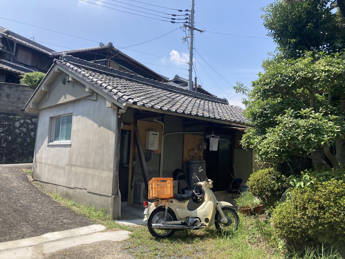 明治時代に建てられた小屋を改装した弊工房。災害で壊れたら一瞬にして仕事を失いますが、おっちゃんら曰く昔の平屋はめちゃくちゃ強いとのこと。
皆様よかったら遊びに来てくださいな。
メンマかお茶くらい出します