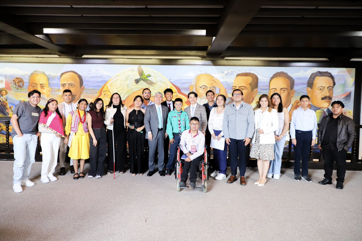 La Gobernadora <a href="/delfinagomeza/">Delfina Gómez A.</a> y el secretario de Bienestar <a href="/jcgrmx/">Juan Carlos González Romero</a>, junto al diputado <a href="/ProfeMaurilioHG/">Profr. Maurilio</a> y <a href="/SergioJZamora/">Sergio Jassiel Zamora López</a>, titular del <a href="/IMEJ_/">IMEJ</a>, recibieron a los galardonados del #PremioJuventud2025, a fin de dar seguimiento a sus proyectos a favor de la entidad. #ElPoderDeServir