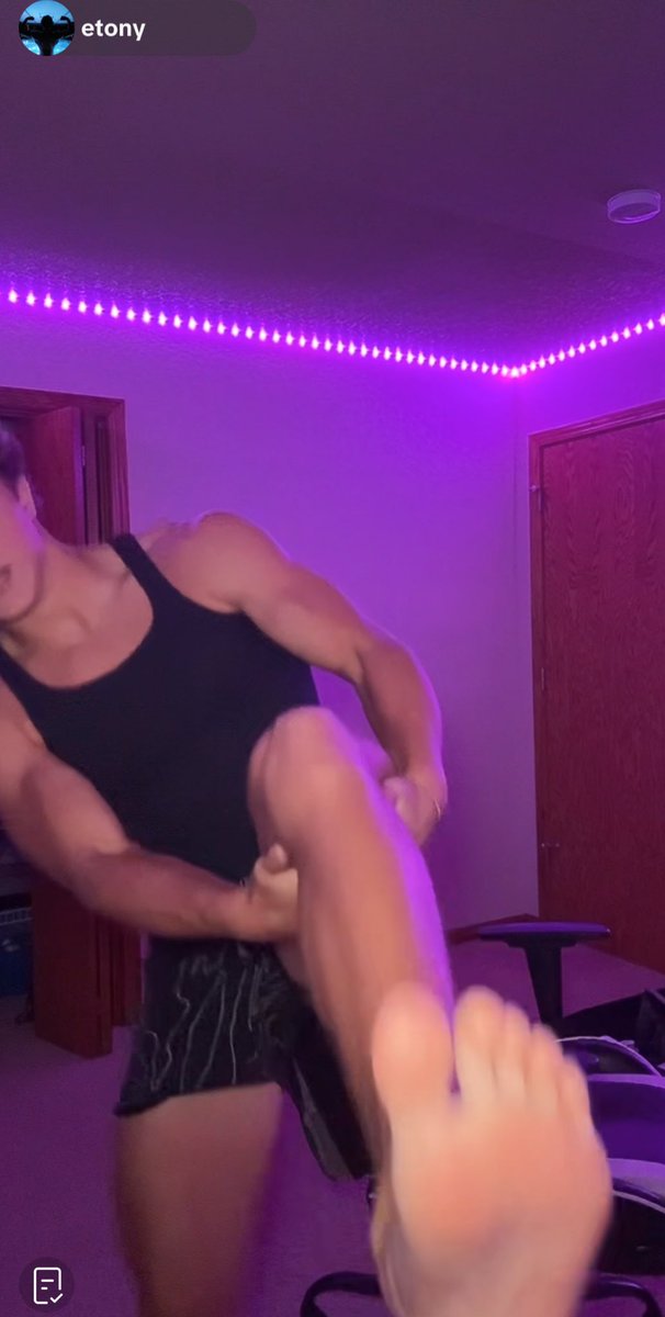 Alpha showing his feet for gifts on TikTok live 🤤 let’s get funding