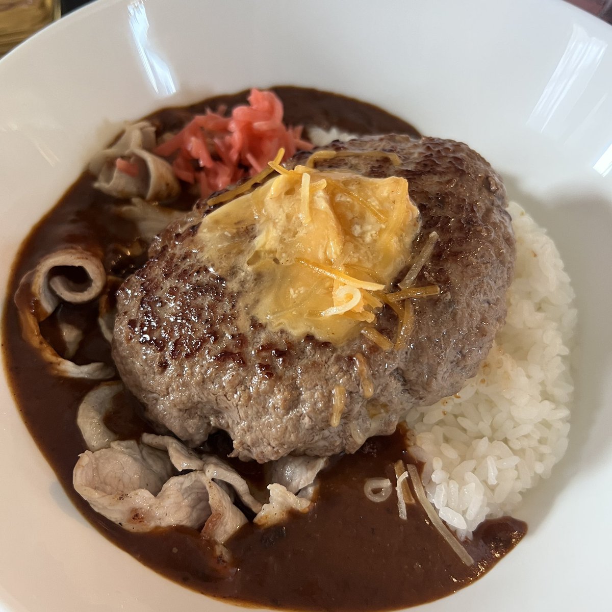 初めてハンバーグこねて焼いた🏴‍☠️🍽️
チーズはよ溶けろ