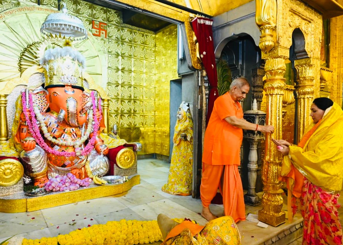 KumariDiya's tweet image. गणेश चतुर्थी के पावन अवसर पर जयपुर के प्रसिद्ध मोती डूंगरी गणेश मंदिर में दर्शन कर आशीर्वाद प्राप्त किया व समस्त प्रदेशवासियों के सुख-समृद्धि और खुशहाली के लिए गजानन जी महाराज से प्रार्थना की।

#GaneshChaturthi