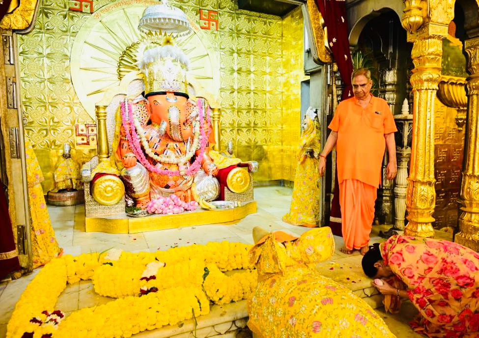 KumariDiya's tweet image. गणेश चतुर्थी के पावन अवसर पर जयपुर के प्रसिद्ध मोती डूंगरी गणेश मंदिर में दर्शन कर आशीर्वाद प्राप्त किया व समस्त प्रदेशवासियों के सुख-समृद्धि और खुशहाली के लिए गजानन जी महाराज से प्रार्थना की।

#GaneshChaturthi