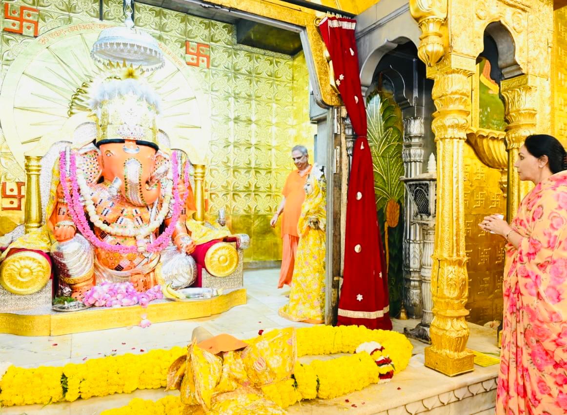 KumariDiya's tweet image. गणेश चतुर्थी के पावन अवसर पर जयपुर के प्रसिद्ध मोती डूंगरी गणेश मंदिर में दर्शन कर आशीर्वाद प्राप्त किया व समस्त प्रदेशवासियों के सुख-समृद्धि और खुशहाली के लिए गजानन जी महाराज से प्रार्थना की।

#GaneshChaturthi