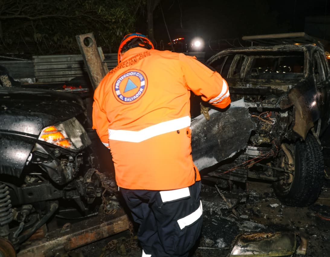 🚨Sofocamos incendio en un taller ubicado en📍Av. El Rosario/calle Tepeagua, Santa Tecla, La Libertad. Ejecutamos maniobras para controlar el fuego y evitar su propagación. En las labores de extinción contamos con el apoyo del #EquipoTácticoOperativo de <a href="/PROCIVILSV/">Protección Civil de El Salvador</a>. 📞9️⃣1️⃣3️⃣🚒💨