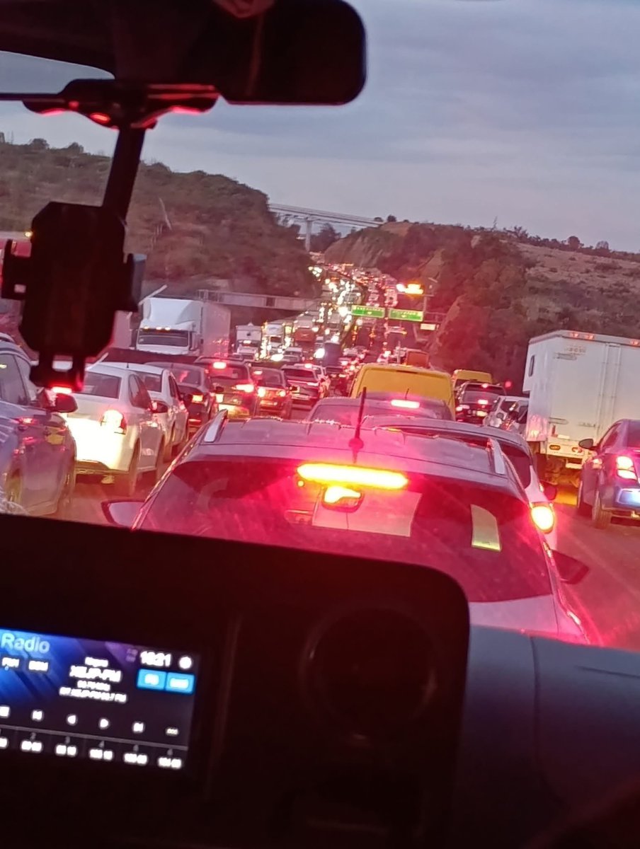 QuadratinEdomex's tweet image. La vida es eso que pasa mientras están atrapado en la fila de autos de la autopista #Chamapa-#lecheria. 

Así las cosas a la altura de Galerías #Atizapán este 26 de agosto.