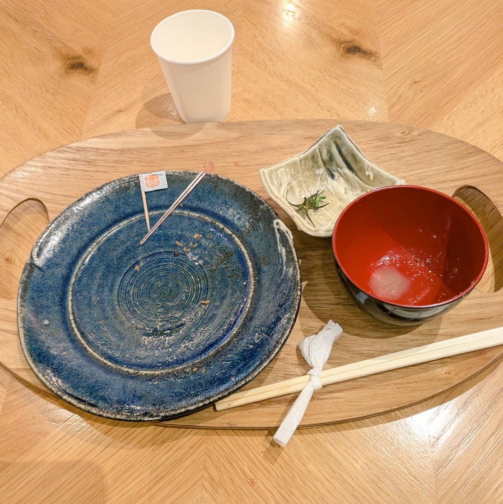 お昼は、#さんかくとまる #大人様ランチプレート‼️たぶん鍵開け〜♪
大きなエビフライがカリカリ、プリプリ、甘々〜枝豆串が大人様やね〜タコさんウィンナーやおにぎりの頂点にカワイイ旗がウレシイ😆そう、おにぎり‼️メインやね‼️小粒だけど甘くてイイ‼️旅のお楽しみの一つね
#清司麗菜 #西潟茉莉奈