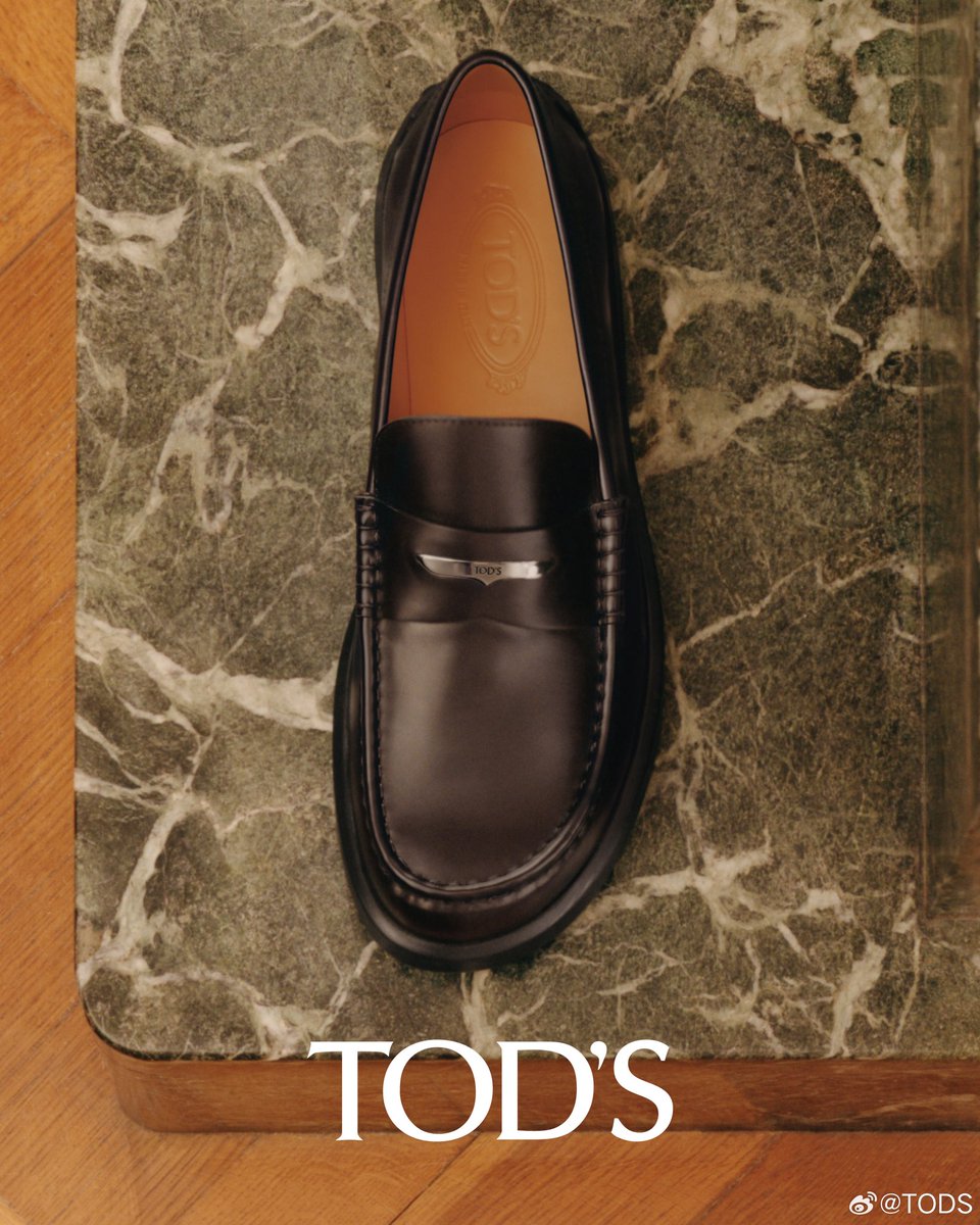 สง่างามในทุกรายละเอียด ดั้งเดิมและแท้จริงดังเดิม
Global Brand Ambassador เซียวจ้าน ถ่ายทอดภาพโฆษณาคอลเลกชัน TODS2025 ฤดูใบไม้ร่วง/ฤดูหนาว พร้อมถือกระเป๋า T Timeless Flap Bag ที่สะท้อนความงามเหนือกาลเวลา และสวมรองเท้าโลฟเฟอร์รุ่นใหม่ที่แสดงถึงงานฝีมืออันประณีต