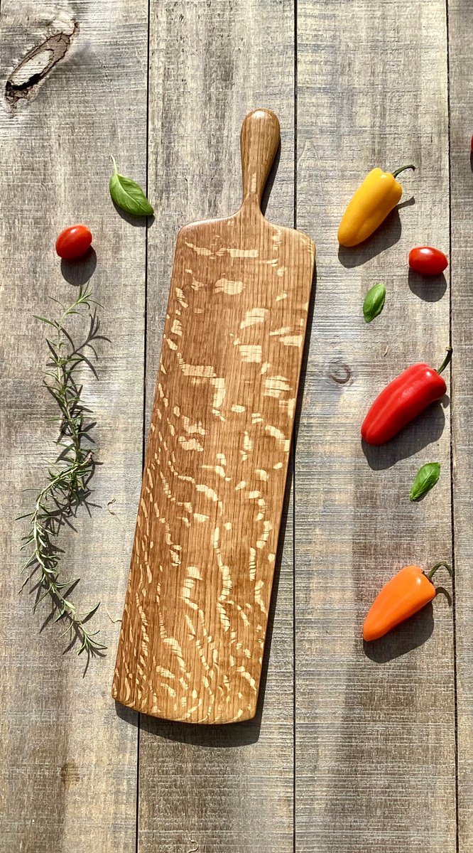 Maxym_Artisan's tweet image. Façonnée avec du rare et chic chêne anglais, cette planche est prévue pour le service de canapés, sushis, tapas et/ou fromages. 

≈ 22 x 5 x 5/8 pouces | 56 x 13 x 1,6 CM

125$, livraison incluse partout au Qc.

Merci de partager 🤜🤛
Maxym 🫶