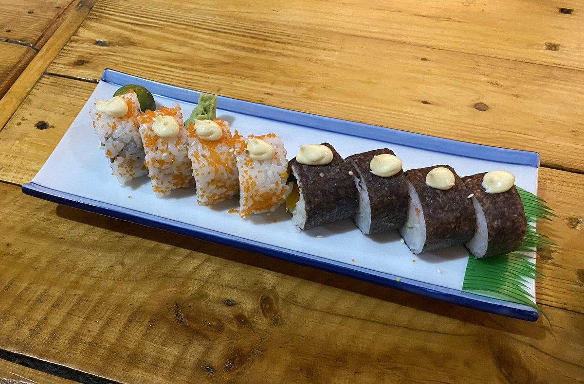 Sansu_God's tweet photo. 昨夜は、同じくダバオに来ている日本人の友達と合流して日本食レストランに行きました。内装がシャレていて味もなかなかgood。いいお店でした。私はチャーシューメン。男子がトンコツラーメンに挑んでました。女子にはトンカツや巻き物が人気でした。
#ダバオ日本食レストラン
#RamenDashi
#Toril https://t.co/NZod9GS7we
