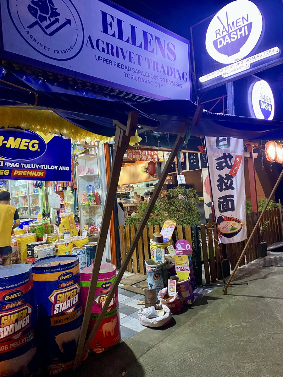 Sansu_God's tweet photo. 昨夜は、同じくダバオに来ている日本人の友達と合流して日本食レストランに行きました。内装がシャレていて味もなかなかgood。いいお店でした。私はチャーシューメン。男子がトンコツラーメンに挑んでました。女子にはトンカツや巻き物が人気でした。
#ダバオ日本食レストラン
#RamenDashi
#Toril https://t.co/NZod9GS7we