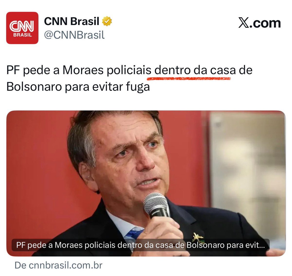 Isso não existe!
A lei brasileira não prevê policiais dentro da casa de quem cumpre prisão domiciliar.
O CPP (arts. 317 e 319) fala em recolhimento na residência e monitoração eletrônica — nunca em vigilância interna permanente.
A Constituição (art. 5º, XI) protege a