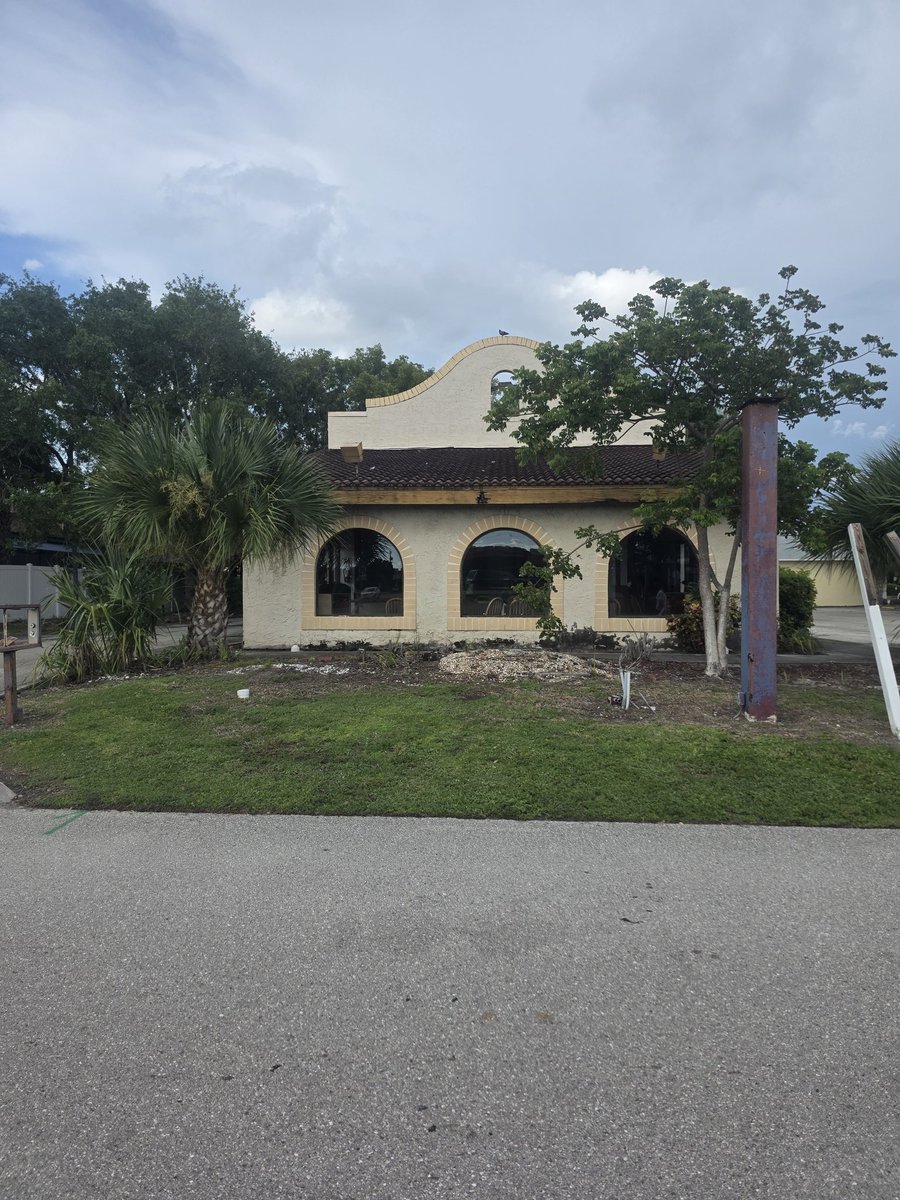MAIMSTREET's tweet photo. The single bird on top of this gorgeous but derelict taco bell. right next to the biggest head shop in the neighborhood. https://t.co/zaXwpWmFsO