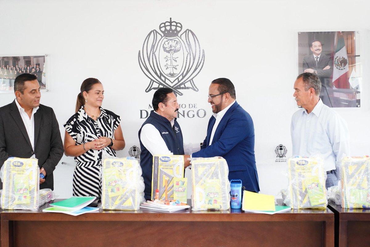 📚 Gobierno Municipal apoya a trabajadores sindicalizados con útiles escolares:
Se entregaron 1,869 paquetes de útiles escolares a hijos de trabajadores sindicalizados.
Inversión de casi 785 mil pesos, en cumplimiento de la cláusula 29 del Contrato Colectivo 2024-2026.
El alcalde