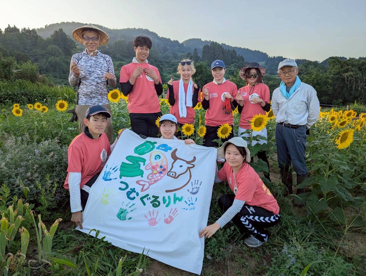 AraiMatsumoto's tweet photo. 週末は山古志でボランティア活動。地元の人の林道整備をお手伝いしたり、花園整美や闘牛場の設営撤収をやったり。大学の後輩チームに混ぜてもらって(送迎車の運転手当番)、かなり若返りました😋
#山古志 #薬師の陵 #牛の角突き #whabitat #つむぐるりん https://t.co/72zTssoFi3