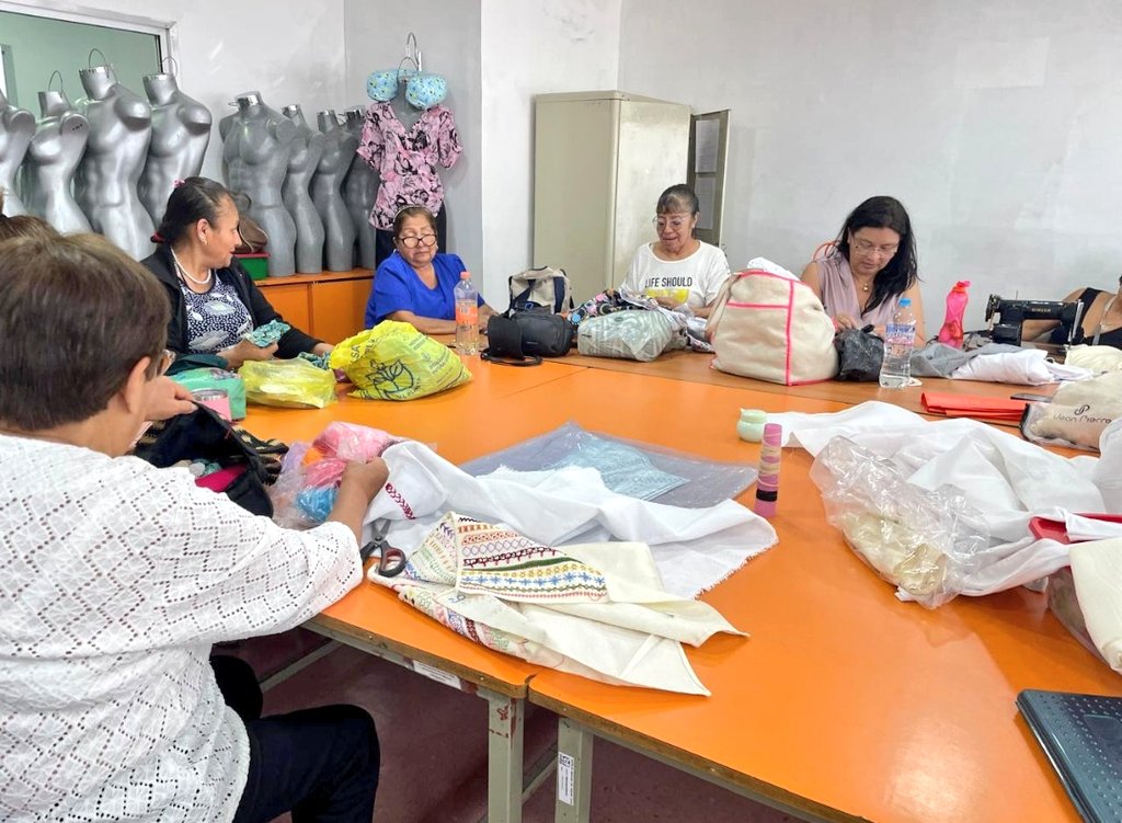 IMSSedomexote's tweet photo. En el Centro de Seguridad Social Tequesquináhuac de #IMSSEdomexOriente se imparten clases de corte y confección ¡Ven y aprende con nosotros un oficio para la vida! https://t.co/gMNrZiWx62