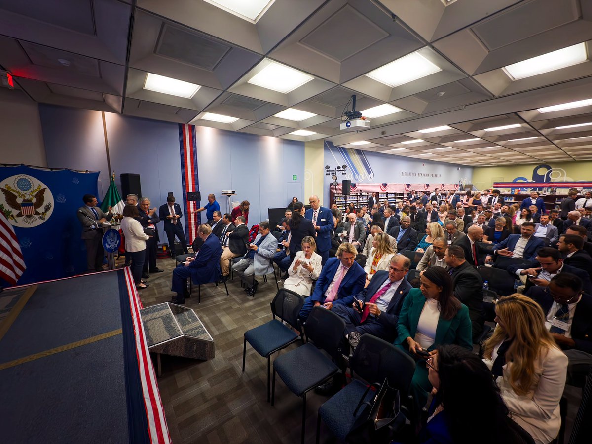 ConsulMexOrl's tweet photo. 🇲🇽🤝🇺🇸 En la actividad del día en la #Summit100 fue una reunión con la Embajada de Estados Unidos en México, encabezada por Santiago Dávila, Oficial Comercial del Departamento de Comercio de EE.UU., quien junto con su equipo presentó a las y los participantes un panorama actual de la relación comercial bilateral México–Estados Unidos.
📊 Cifras 2025 (enero-junio):
•Exportaciones de EE.UU. a México: $232.5 mil millones USD
•Importaciones desde México: $262.8 mil millones USD
•Comercio total bilateral: $495.3 mil millones USD, consolidando a México como el socio comercial #1 de Estados Unidos.
Además, el área política de la Embajada destacó que:
•🇲🇽 México se consolida como el país más democrático del mundo, tras la histórica elección de juezas y jueces que conformarán el Poder Judicial a partir del 1 de septiembre.
•📈 La Presidenta Claudia Sheinbaum impulsa políticas públicas para fortalecer el comercio, atraer inversión extranjera y consolidar el papel de México como destino estratégico.
•📑 En materia legislativa, se han impulsado reformas comerciales y fiscales que refuerzan la competitividad del país y generan certeza a las inversiones internacionales.
✨ Con estas acciones, México y Estados Unidos fortalecen una relación económica estratégica que impulsa crecimiento, competitividad e integración regional en América del Norte.