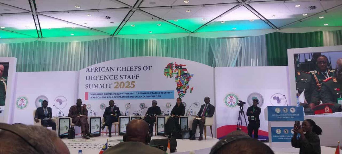 وفد عسكري صحراوي 🇪🇭 يمثل قيادة اركان #الجمھورية_الصحراوية في قمة الاتحاد الافريقي لقادة الاركان والجيوش الافارقة المنعقدة في ابوجا النيجيرية 👊

الاتحاد الافريقي سالا
 فقد اصدر قرار منذ عام بابعاد الجمھورية الصحراوية من كل قممھ راك فاھم😉😂😂🤣🤣