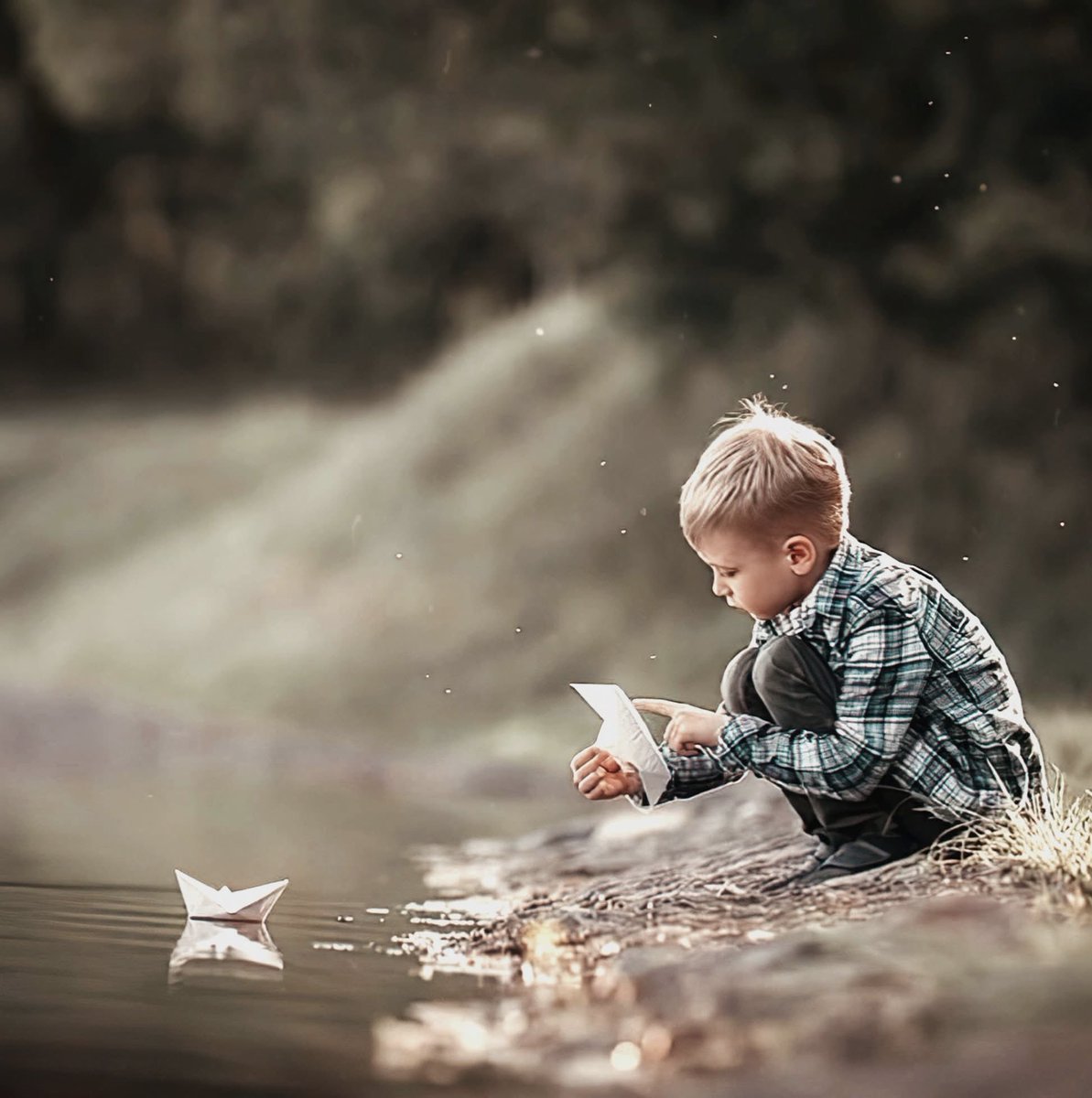 "منذ أن كبرنا، وتركنا صناعة القوارب الورقية،
ونحن نغرق."