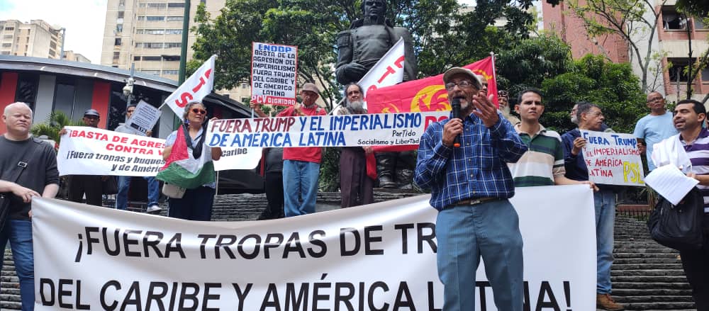 #26DeAgosto Organizaciones revolucionarias y de izquierda se concentraron en la Plaza Morelos de Caracas para manifestar su rechazo al despliegue de tropas imperialistas en el Caribe, cerca de aguas territoriales venezolanas. 

¡Fuera tropas de Trump del Caribe y América Latina!
