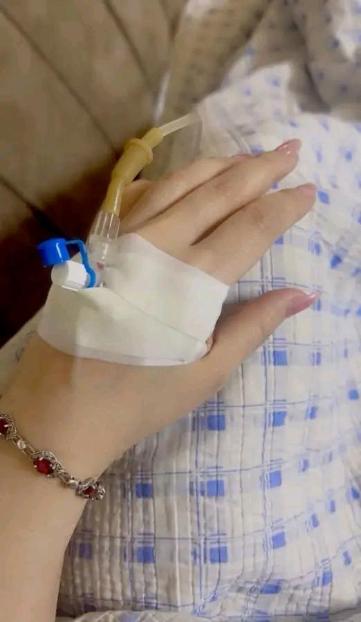 انا تعبانه محد قالي سلامتك محد يسأل عني🥺🥺