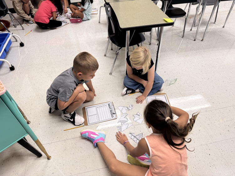 GriffisElem's tweet photo. Mrs. Heald's 2nd Grade class has been learning about community and working together. They worked as groups putting silent puzzles together! 💚It's a GREAT day to be a FOX! 🦊 https://t.co/zhsBnpTXds
