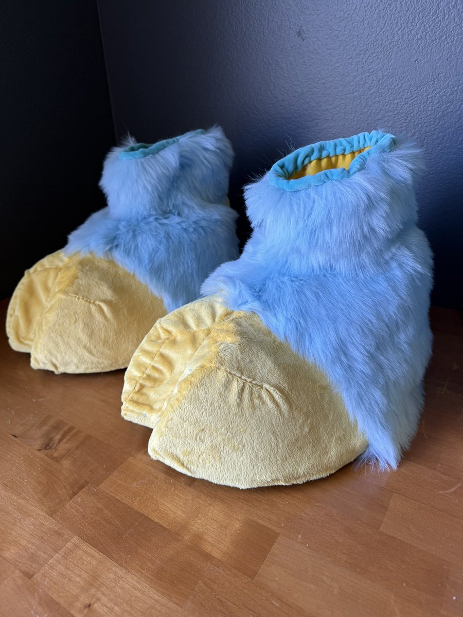 This premade has already been sold but client wanted to add handhooves + feethooves! 

#fursuitmaker #fursuit #fursuithead #fursuitcommission