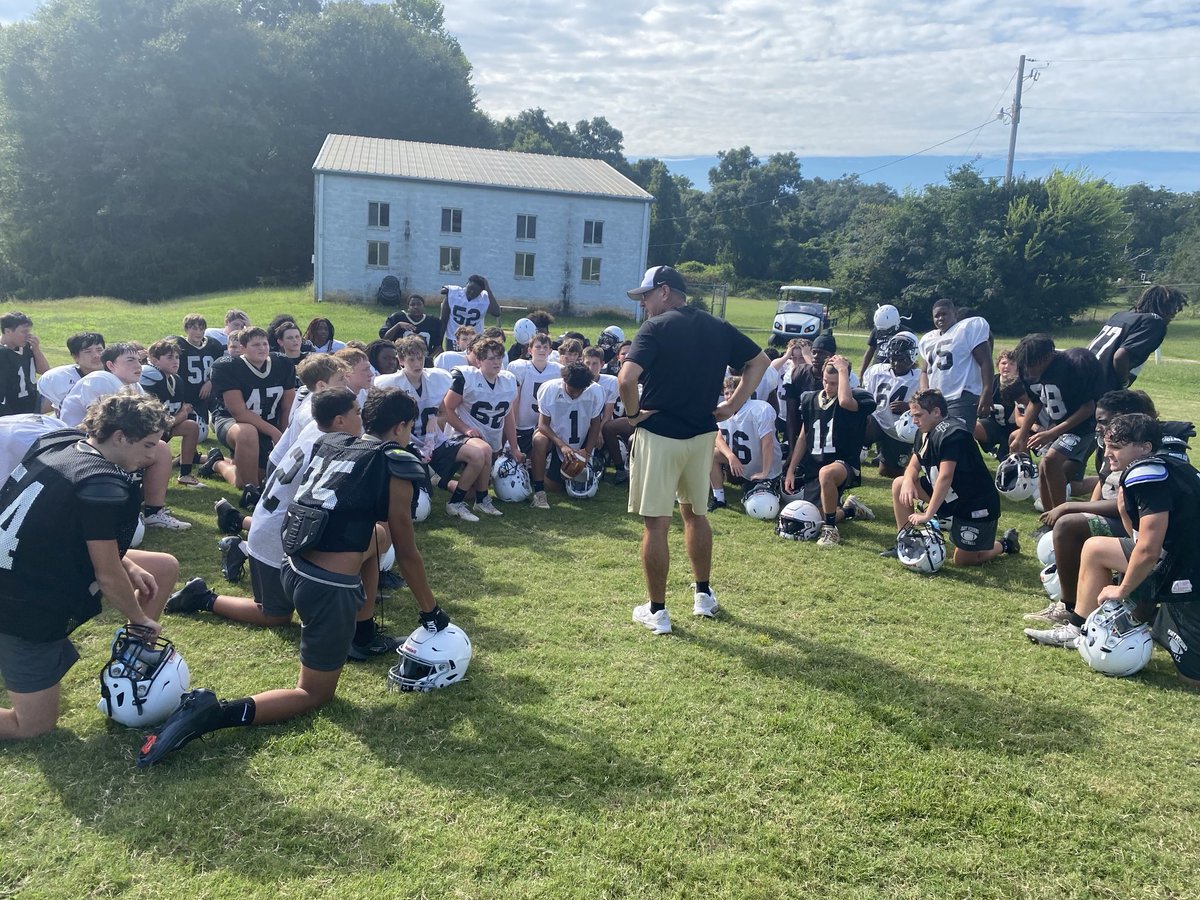 gbi185's tweet photo. @MCMS_Bulldogs 🏈. These young Dogs are getting last minute practice in before they travel tomorrow to Jackson and play Henderson at their house. Hard work pays off!! #gothesecondmile @smalltweed42 @MPHSFootball https://t.co/7IanUQA06v