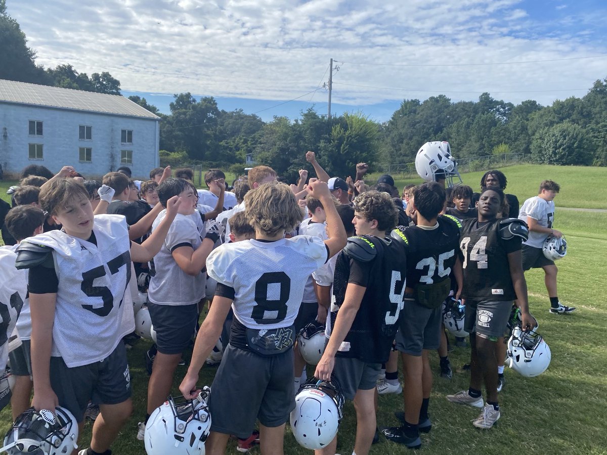 gbi185's tweet photo. @MCMS_Bulldogs 🏈. These young Dogs are getting last minute practice in before they travel tomorrow to Jackson and play Henderson at their house. Hard work pays off!! #gothesecondmile @smalltweed42 @MPHSFootball https://t.co/7IanUQA06v
