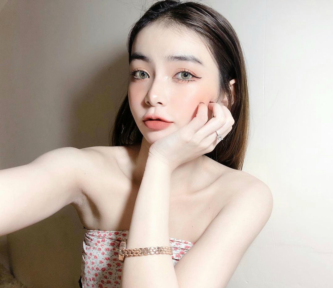 محب الثقافة الشعبية الطالب الذي يذاكر كثيرا. كاتب نموذجي. متحمس الموسيقى المتواضع بشكل يثير الغضب.