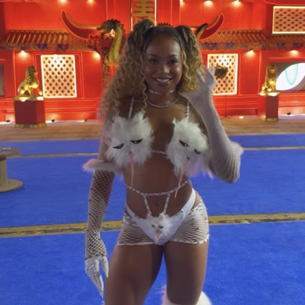 anittapopflash's tweet photo. 🎧 REFERÊNCIA! Participantes do “Rancho do Maia” apostam em looks inspirados na Anitta para festa “Baile Funk”. https://t.co/s9q8PAxg46